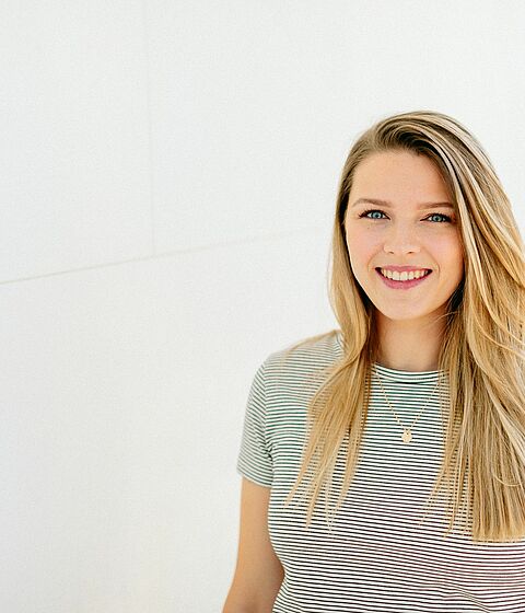 Happy Moment: Nina nach der Zahnspangen-Behandlung